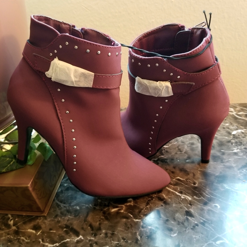 me too ELLA Heeled ankle booties in a purplelish wine size 6
